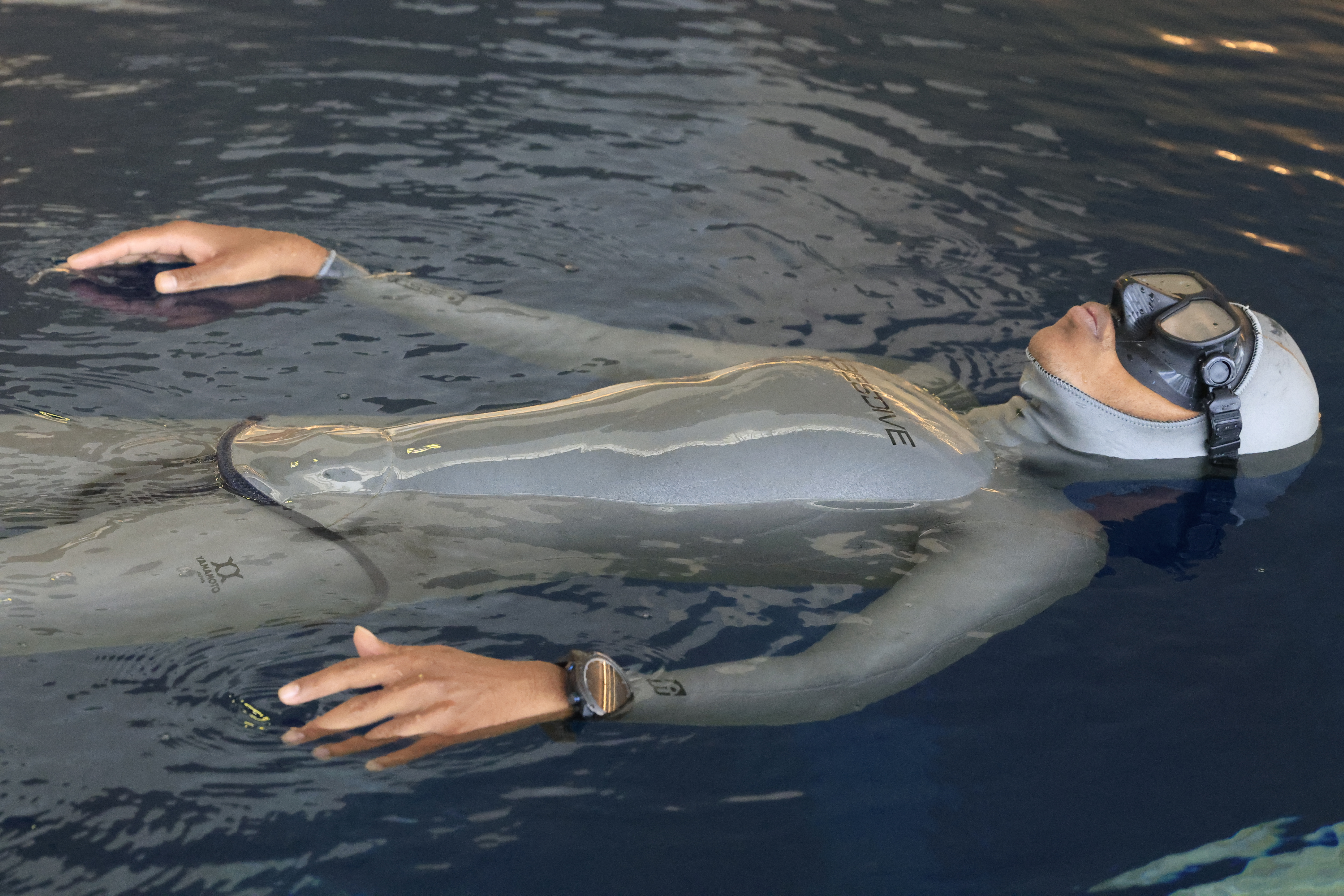Maran free-falling on the dive line in open blue water